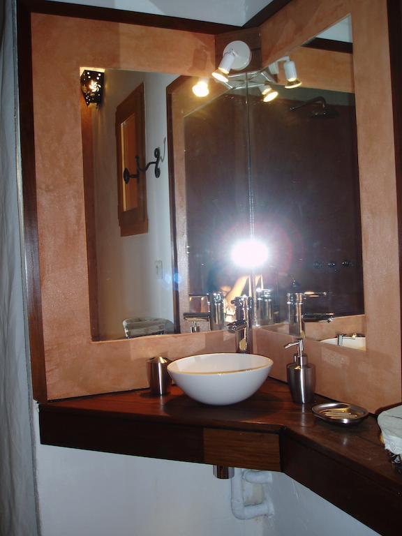 Saba Hotel Cabrieres-d'Avignon Room photo